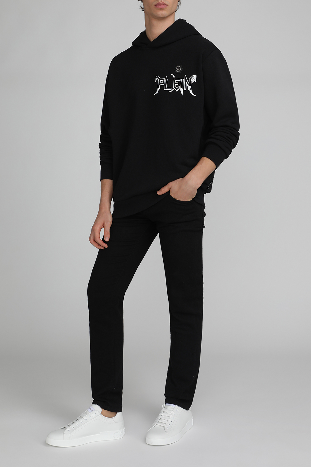 תמונת כל הלוק של סווטשירט קפוצ'ון עם הדפס אחורי